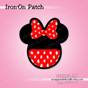 Könnte beinhalten: Ein Bügelflicken mit einer schwarzen Silhouette eines Mäusekopfes mit roter Schleife und rotem Rock, beide mit weißen Tupfen verziert. Der Text "Iron-On Patch" steht oben. Der Etsy-Shop-Name steht unten.