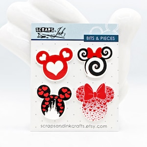 HUGS & KISSES Juego de 4 adornos acrílicos para manualidades, álbumes de recortes, tarjetas, accesorios para el cabello, regalos/decoración del hogar con temática de Disney- 40856