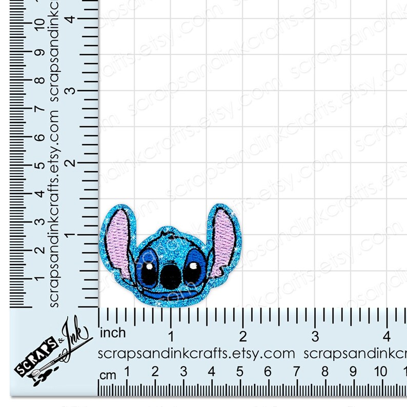 Puede incluir: Parche bordado azul con el personaje Stitch. El parche tiene un acabado brillante, con detalles en azul claro y rosa. El parche mide aproximadamente 2,5 cm de ancho.