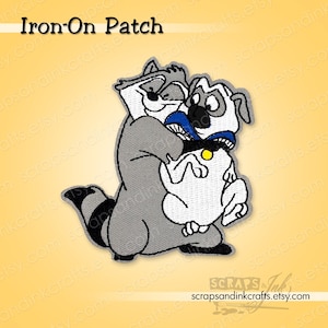 Puede incluir: Un parche termoadhesivo con una ilustración bordada de un mapache gris abrazando a un pug blanco con collar azul y placa amarilla. El texto Iron-On Patch aparece en la parte superior y scrapsandinkcrafts.etsy.com en la parte inferior.