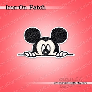 Puede incluir: Un parche termoadhesivo con un diseño de Mickey Mouse en blanco y negro. Mickey asoma por encima de una línea, con el texto "Iron-On Patch" en la parte superior. El fondo es un degradado de rosa y rojo.