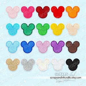 Peut inclure: Une collection de vingt écussons brodés en forme de têtes de souris, disposés en quatre rangées de cinq. Les écussons présentent une variété de couleurs unies, notamment rose, rouge, orange, vert, jaune, bleu, violet, marron, or, argent, blanc et noir.