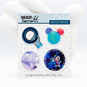 Conjunto de 4 enfeites de acrílico (resina plana) TOMORROWLAND para artesanato, cartões, acessórios, presentes e decoração com tema Disney - 41097
