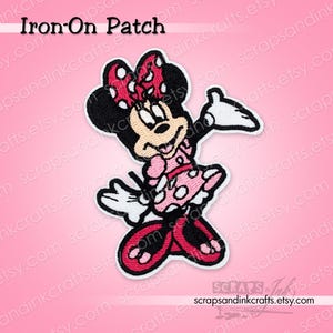 MINNIE in ROZE JURK Geborduurde opstrijkpatch voor knutselen, hoeden, kleding, rugzakken, jassen, tassen, cadeaus, decor- 70402