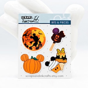 Pu&ograve; includere: Quattro adesivi a tema Halloween con Mickey Mouse. Gli adesivi includono Mickey Mouse davanti a una luna piena, Mickey Mouse come un ghiacciolo, Mickey Mouse come un cono gelato e una zucca con le orecchie di Mickey Mouse. Gli adesivi sono su uno sfondo bianco con il testo "Scraps & Ink" e "Bits & Pieces".