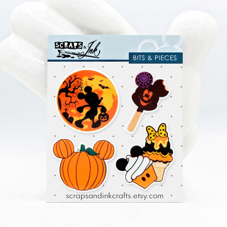 Pu&ograve; includere: Quattro adesivi a tema Halloween con Mickey Mouse. Gli adesivi includono Mickey Mouse davanti a una luna piena, Mickey Mouse come un ghiacciolo, Mickey Mouse come un cono gelato e una zucca con le orecchie di Mickey Mouse. Gli adesivi sono su uno sfondo bianco con il testo "Scraps & Ink" e "Bits & Pieces".
