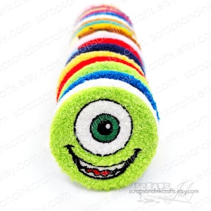 Puede incluir: Una pila de posavasos redondos y coloridos. El posavasos superior es de color verde lima con un gran ojo con borde blanco y una boca sonriente. Otros posavasos son de varios colores, incluyendo rojo, azul y amarillo. El nombre de la tienda Etsy es visible.
