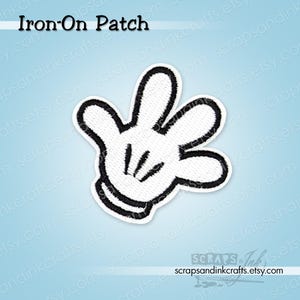 Può includere: Toppa termoadesiva ricamata bianca a forma di mano di cartone animato con contorni neri. La toppa ha il testo "Iron-On Patch" in alto. Il nome del negozio Etsy "scrapsandinkcrafts.etsy.com" è in basso.