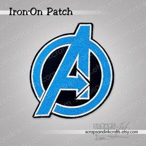 Puede incluir: Un parche termoadhesivo con el logotipo de los Vengadores. Presenta una "A" azul dentro de un círculo azul, contorneado en blanco y negro. El texto "Iron-On Patch" está en la parte superior.