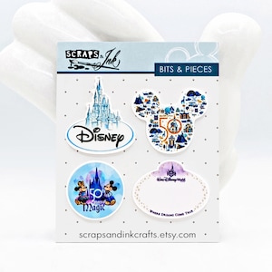 50 MAGICAL YEARS ディズニーテーマのクラフト、スクラップブック、カード、ヘアアクセサリー、ギフト/ホームデコレーション用のアクリル装飾品 4 個セット - 40983