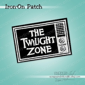 Peut inclure: Écusson thermocollant brodé noir et blanc avec l'inscription "THE TWILIGHT ZONE" dans un design de télévision rétro. Le patch a une bordure blanche et un écran de télévision stylisé.