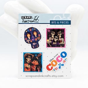 Könnte beinhalten: Ein Set mit vier Aufklebern mit Figuren und Motiven aus dem Disney Pixar Film Coco. Die Aufkleber befinden sich auf einem weißen Hintergrund mit dem Text "Scraps & Ink Bits & Pieces" oben und "scrapsandinkcrafts.etsy.com" unten.