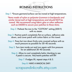 Pode incluir: Instru&ccedil;&otilde;es de engomar em fundo branco. O texto explica como aplicar patches com um ferro de engomar, incluindo pr&eacute;-aquecimento para algod&atilde;o (149 C), pressionar durante 30-40 segundos e deixar arrefecer. Inclui tamb&eacute;m um endere&ccedil;o web.