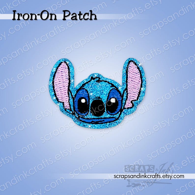 Puede incluir: Un parche termoadhesivo azul brillante con el personaje Stitch, con orejas rosas y ojos negros. El parche tiene el texto "Iron-On Patch" en la parte superior. La URL de la tienda Etsy es visible en la parte inferior.