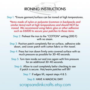 Puede incluir: Instrucciones de planchado para parches sobre fondo blanco. El texto detalla los pasos, incluyendo la temperatura (300 F) y el tiempo, y desaconseja planchar sobre nailon o poli&eacute;ster. La URL de la tienda Etsy tambi&eacute;n est&aacute; presente.