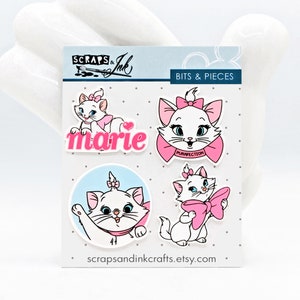 PURR-FECT MARIE ディズニーテーマのクラフト、スクラップブック、カード、ヘアアクセサリー、ギフト、ホームデコレーション用のアクリル装飾品 4 個セット - 40947
