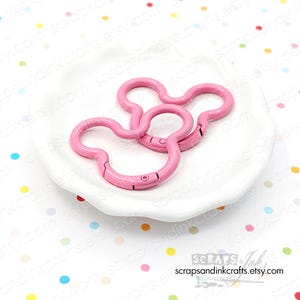 MUSKARBINARKLIPP Set med 2 tuggummifärgade rosa fjäderspännen för nyckelringar/nyckelringar, accessoarer, nyckelband, handväskor/väskdetaljer