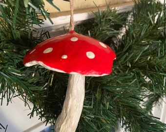Amanita Setas Ornamento de Navidad Amanita Papel manchado Mache rojo y blanco
