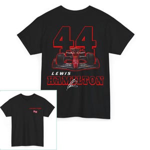 K&ouml;nnte beinhalten: Schwarzes T-Shirt mit einem roten und wei&szlig;en Rennwagen-Motiv, der Nummer 44 und dem Text "Lewis Hamilton".