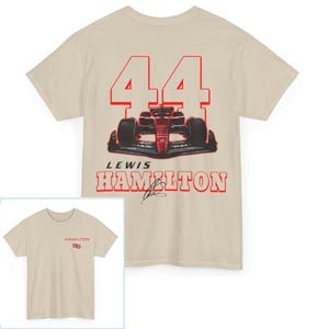 K&ouml;nnte beinhalten: Ein beiges T-Shirt mit einer roten und wei&szlig;en Grafik eines Rennwagens und der Nummer 44. Der Text "Lewis Hamilton" ist unter dem Auto in Rot gedruckt.
