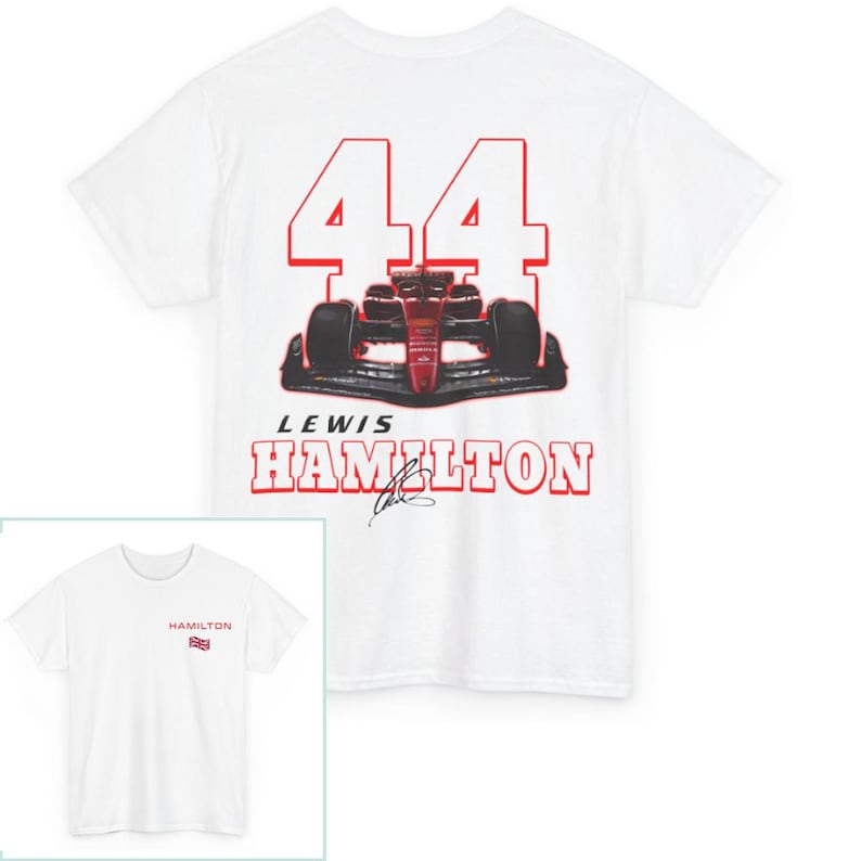 K&ouml;nnte beinhalten: Wei&szlig;es T-Shirt mit einem roten und wei&szlig;en Bild eines Rennwagens und der Nummer 44. Der Text "Lewis Hamilton" ist unter dem Auto gedruckt.