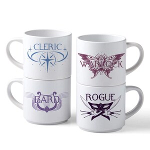Può includere: Set di quattro tazze in ceramica bianca con diversi design di classe di personaggio di Dungeons and Dragons. Le tazze presentano un chierico con una stella, un stregone con una farfalla, un bardo con una lira e un ladro con una maschera e pugnali.