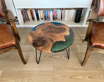 Handgefertigter Tisch aus Nussbaumholz: Modernes Wohndekor