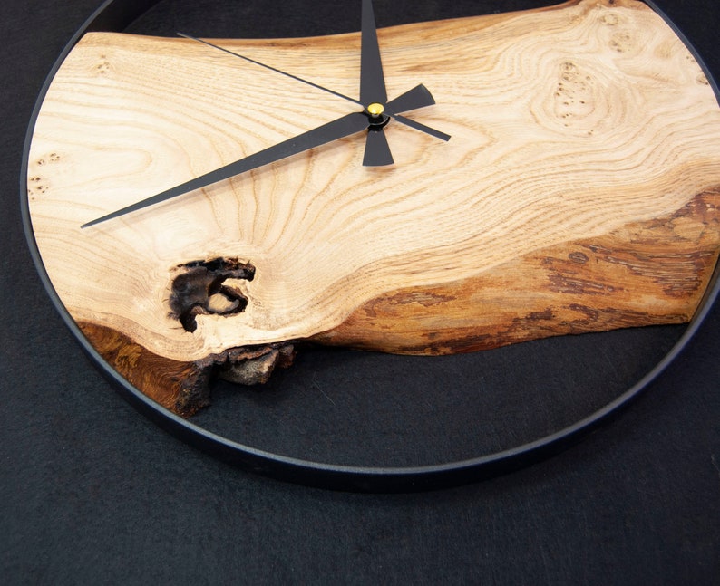 Natural Chesnut Wood Wall Clock with Black Metal Frame, Rustic Wall Art, Live Wood Wall Decor for Home Gift, Personalized Gift for Her & Him zdjęcie 4