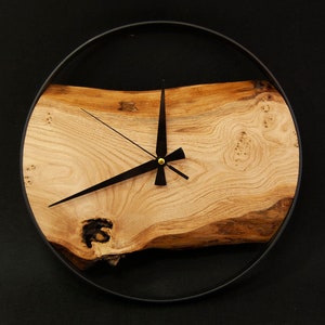 Orologio da parete in legno di castagno naturale con struttura in metallo nero, arte da parete rustica, decorazione da parete in legno vivo per regalo domestico, regalo personalizzato per lei e lui immagine 3