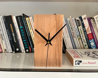 Horloge de bureau en cerisier brut : décoration d'intérieur rustique minimaliste