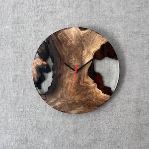 Handgefertigte Wanduhr aus Nussbaumholz & Epoxidharz: Modernes Rustikales Dekor
