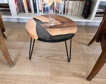 Handgefertigter Beistelltisch aus Nussbaum: Geräuchertes Epoxidharz, schwarze Metallbeine