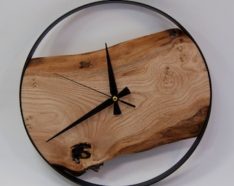 Reloj de pared de madera de castaño natural con marco de metal negro, arte de pared rústico, decoración de pared de madera viva para regalo del hogar, regalo personalizado para ella y él