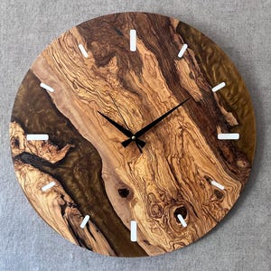 Zegar z drewna oliwnego z żywicy epoksydowej w kolorze miedzi: Silent Live Edge Wall Art