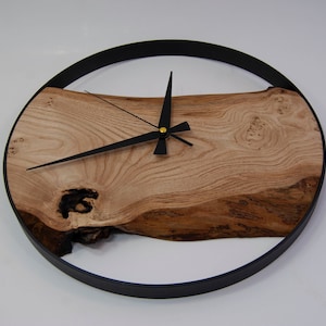 Natural Chesnut Wood Wall Clock with Black Metal Frame, Rustic Wall Art, Live Wood Wall Decor for Home Gift, Personalized Gift for Her & Him zdjęcie 2