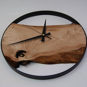 Orologio da parete in legno di castagno naturale con struttura in metallo nero, arte da parete rustica, decorazione da parete in legno vivo per regalo domestico, regalo personalizzato per lei e lui immagine 2