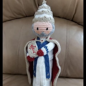 Bambola del Papa fatta a mano all'uncinetto - Regalo cattolico personalizzato - Peluche religioso per battesimo e prima comunione