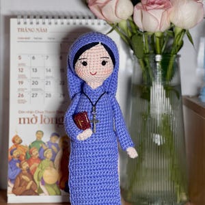 Crochet Nun Doll in Purple Habit – Handmade Catholic Sister Gift, Amigurumi Religious Keepsake, Personalized Faith Doll