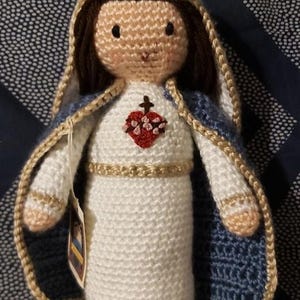 Handmade Immaculate Heart of Mary Doll – Catholic Marian Crochet Plush – Amigurumi Virgin Gift – Faith-Based Rosary Decor