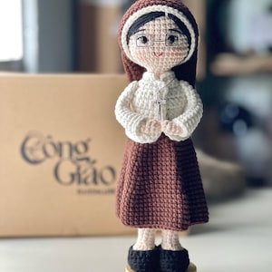 Brown Habit Nun Crochet Doll – Catholic Sister Handmade Amigurumi with Cross, Personalized Gift for Religious Women