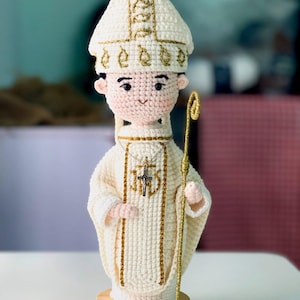 Handgemaakte gehaakte katholieke diakenpop - gepersonaliseerd wijdingscadeau - amigurumi-geestelijken aandenken voor priester of seminarist