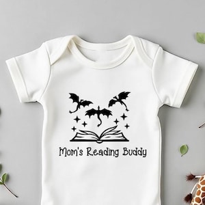 Moms Reading Buddy con Draghi, Booktok, Fourth Wing, Vestiti per Neonati, Abiti per Neonate, Regali Unici per Neonati dalla Mamma, Tutina per Neonati, Abiti