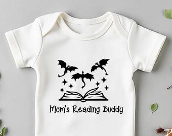 Mammas läskompis med drakar, Booktok, fjärde vingen, babykläder för pojkar, babyflickor, unika babygåvor från mamma, babybody, outfit