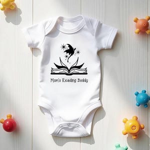 Tutina per neonati &quot;Moms Reading Buddy&quot;, abbigliamento per neonati, abbigliamento per bambine, regali unici per mamme, abbigliamento per neonati, regali per baby shower