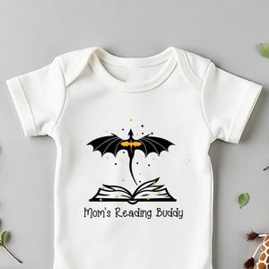 Moms Reading Buddy Baby, Booktok, Abbigliamento per neonati, Completo per neonate, Regali unici dalla mamma, Body per neonati, Completo creativo, Regali