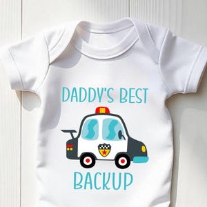 Body niemowlęce Daddy's Backup, Ubranka dla niemowląt Police, Body niemowlęce Police, Koszulka dla dzieci Police Car, Uroczy t-shirt dla maluchów Police Car, Dzień Ojca