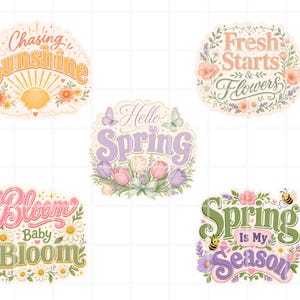 K&ouml;nnte beinhalten: Eine Sammlung von f&uuml;nf pastellfarbenen Aufklebern mit floralen und fr&uuml;hlingshaften Designs. Die Aufkleber zeigen S&auml;tze wie "Chasing Sunshine", "Fresh Starts & Flowers", "Hello Spring", "Bloom Baby Bloom" und "Spring Is My Season".