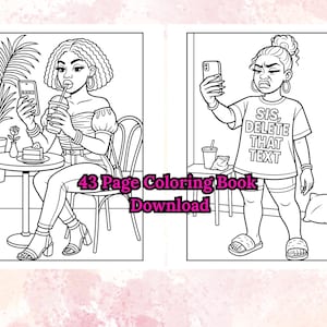 K&ouml;nnte beinhalten: Schwarz-Wei&szlig;-Strichzeichnung einer Malbuch-Doppelseite. Eine Seite zeigt eine Frau in einem Caf&eacute;, die andere zeigt eine Frau, die ein Selfie macht. Der Text auf der zweiten Seite lautet "Sis, Delete That Text". Der Text "43 Page Coloring Book Download" ist ebenfalls vorhanden.