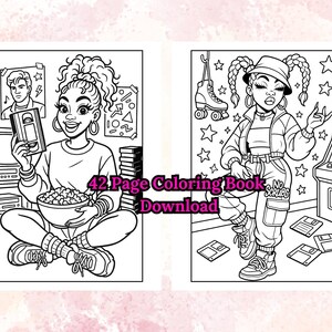 Puede incluir: Dibujo lineal en blanco y negro de una descarga de libro para colorear de 42 p&aacute;ginas. Las ilustraciones representan a dos mujeres en entornos retro. Una sostiene una cinta de VHS y palomitas de ma&iacute;z, la otra est&aacute; cerca de una m&aacute;quina recreativa y patines.