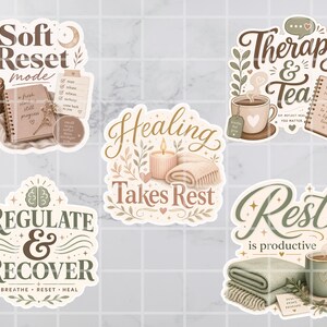 K&ouml;nnte beinhalten: Eine Sammlung von Aufklebern mit Selbstpflege-Themen. Designs beinhalten Texte wie "Soft Reset Mode", "Therapy & Tea" und "Rest is Productive". Jeder Aufkleber zeigt sanfte Farben, Kerzen, Journale und Teetassen.